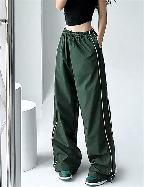 Nov 4, 2022 This vantage cargo pants are suitable for the people who what to dressed up as y2k style, the parachute pants for women can make you the coolest and sexiest women in the street. . Parachute pants amazon
